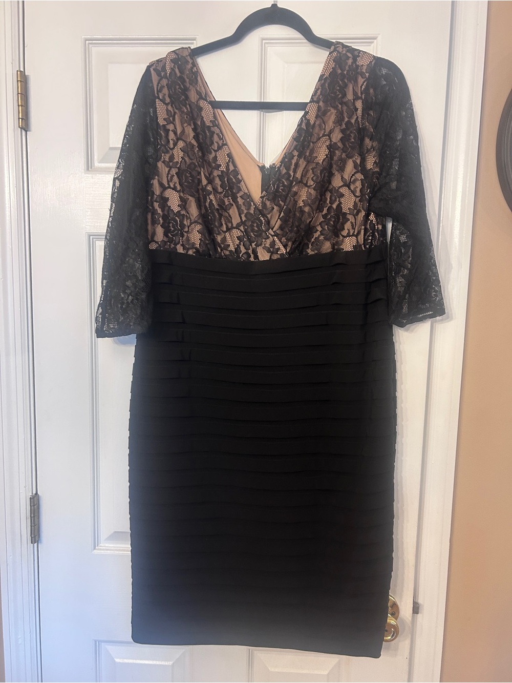 Adrianna Papell Black & Nude Lace V-Neck Sheath Dress size 16